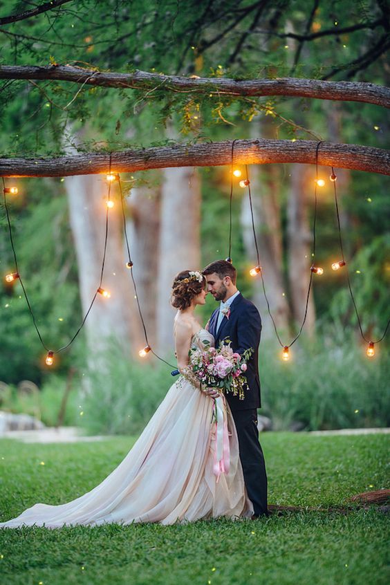 Top 20 Wedding Tree Backdrops and Arches | Roses &amp; Rings