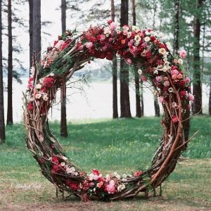 Top 20 Wreath & Circle Wedding Arches & Backdrops | R & R