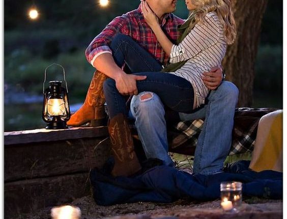 Fall engagement photo poses and photos 20 | Roses & Rings | Weddings