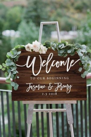 Top 20 Rustic and Wood Wedding Welcome Signs | Roses & Rings