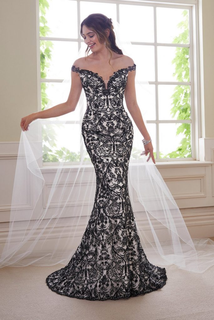 15 Black & White Wedding Dresses 2024 | Roses & Rings