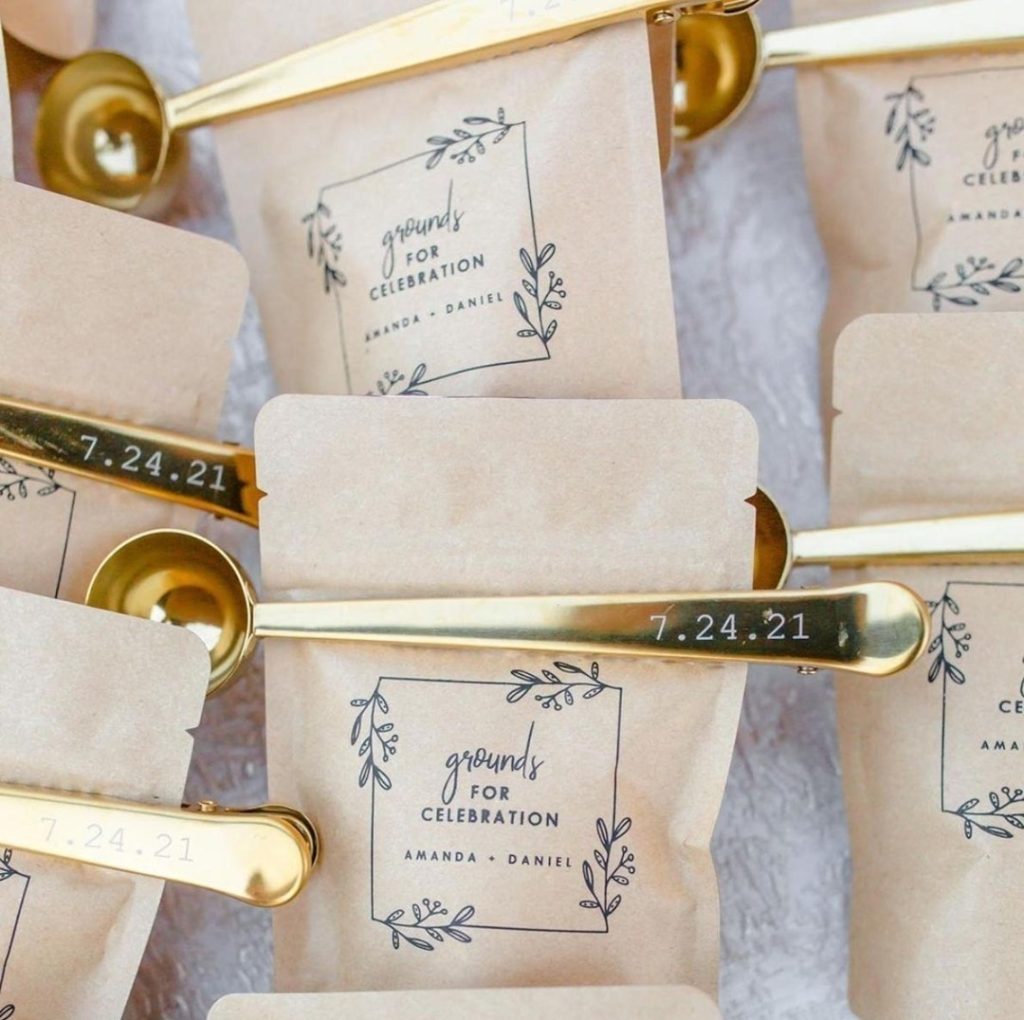 7 Tips for Giving Memorable Wedding Favors | Roses & Rings